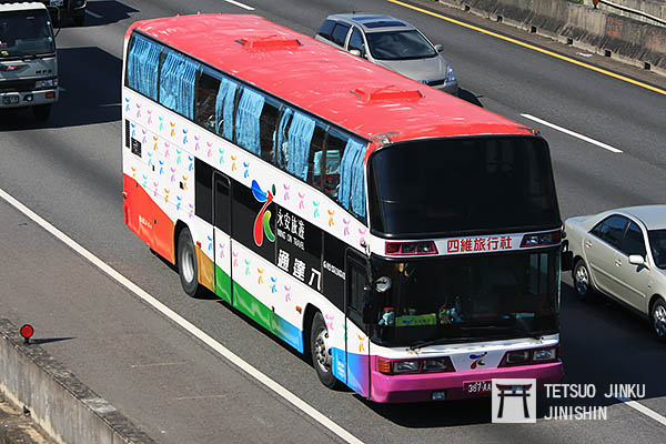 過去在台灣相當普遍的雙層巴士，由於台灣法規的關係，目前已幾乎消失，然而台灣交通主管機關，應該要制定一套更完整的安全法規，以及執法法律，維護國人的公路運輸安全（圖片來源：作者提供）