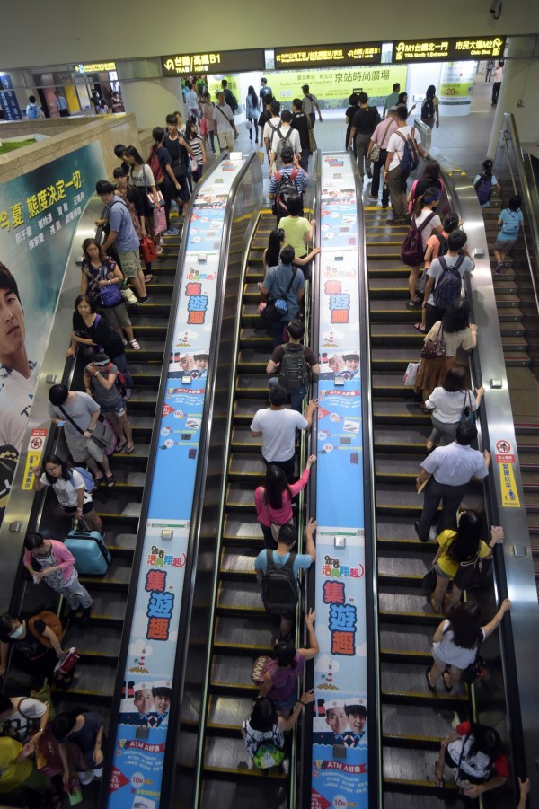 台北捷運早在2005年就取消「靠右站立讓出左側」政策，但卻不肯宣傳落實導致爭議不斷。（圖：自由時報）