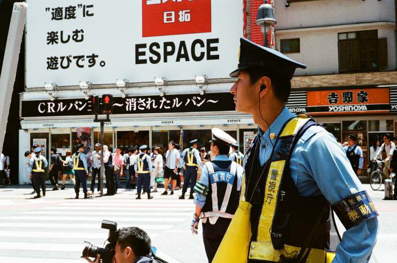 當個幽默的「DJ Police」 日本警察動手前先練習動口