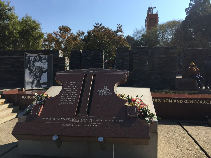 索維托暴動的現場已設立紀念碑，距離當年槍殺案現場僅有幾百公尺，在紀念碑旁還設立了紀念館