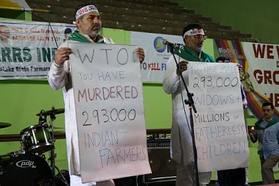 來自印度的農民舉著標語,訴說WTO「殺」了近30萬的農民。圖片來源:作者提供