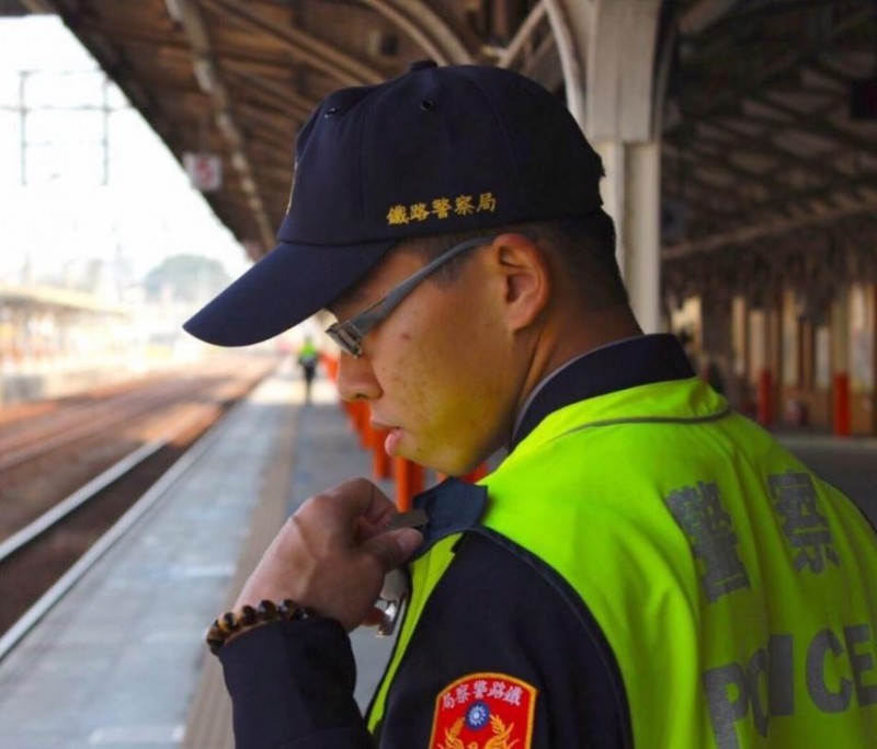 太陽花學運打人警察與殉職鐵路勇警豈能相提並論 想想論壇