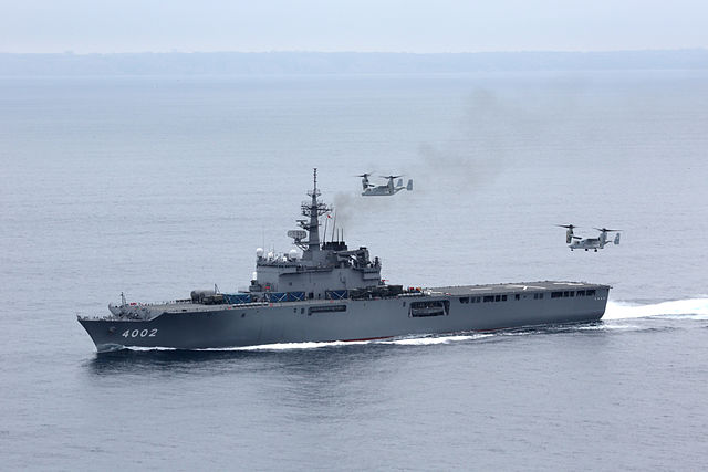 V-22魚鷹式傾轉旋翼機降落於大隅級運輸艦甲板上(圖片來源:Sgt. Isaac Lamberth ,公有領域)