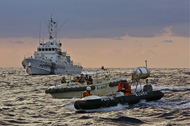 在釣魚臺附近海域巡航的日本海上保安廳巡邏艇。(圖片來源:由Al Jazeera English,創用CC 姓名標示-相同方式分享 2.0)