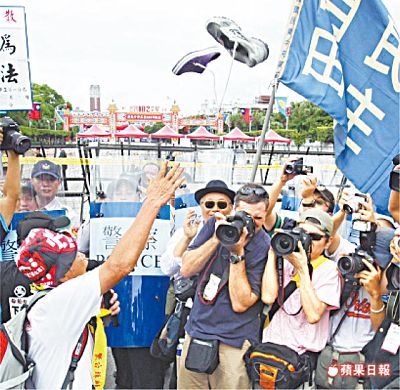 「讓鞋子多飛一會」,可以有助於砍斷小民們內心的「馬邦伯國王的頭顱」。圖片來源:蘋果日報