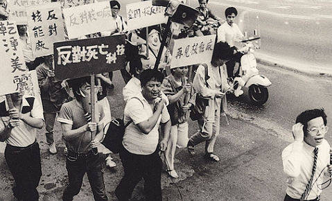 在台灣的民主歷史上,除了知名的領導者之外,背後那些廣大不知名、沒有面孔的跟隨者,也是重要的民主推手。圖片來源:謝長廷維新網站