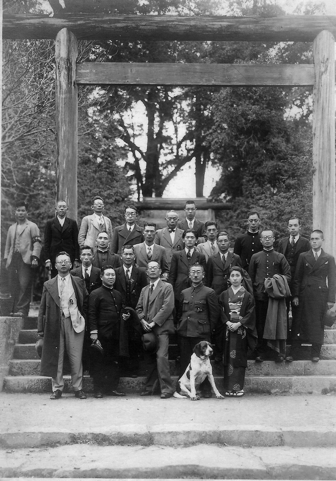 日本時代台灣已有各品種的寵物犬,圖中狗兒應是指示犬(Pointer)。