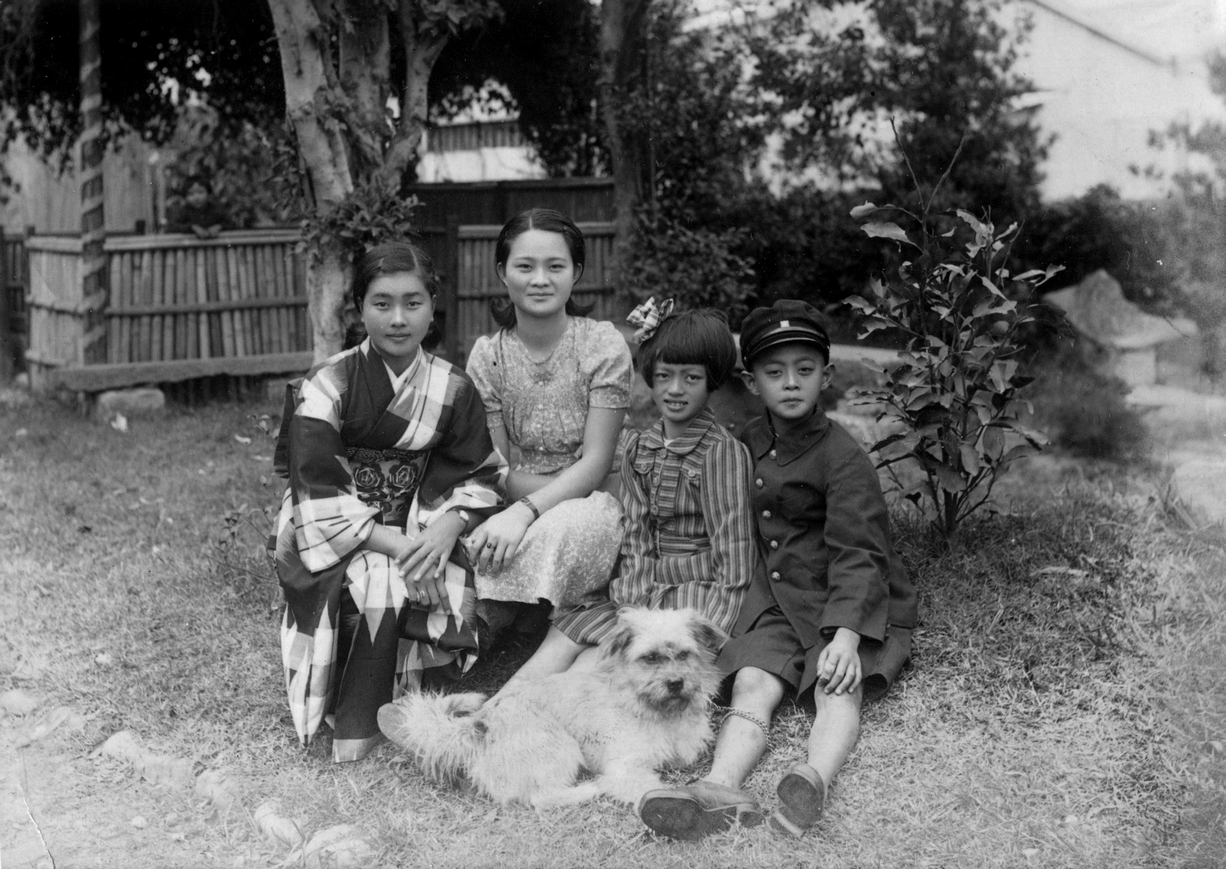 台北有錢煤商的私邸庭園裡,名叫「查理」的洋狗乖乖趴著,脖子上繫的金屬鍊子橫過小主人張超英的腿上,十足的受寵模樣。