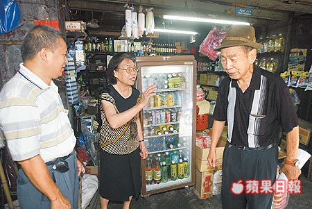 黃學文(右)、黃屏藩(左)父子重回武漢大旅社舊址,老鄰居上前熱情打招呼。(圖片來源:蘋果日報梁建裕攝)